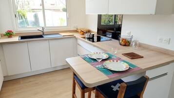 Een koelkast, een microgolfoven, een oven, een vaatwasser