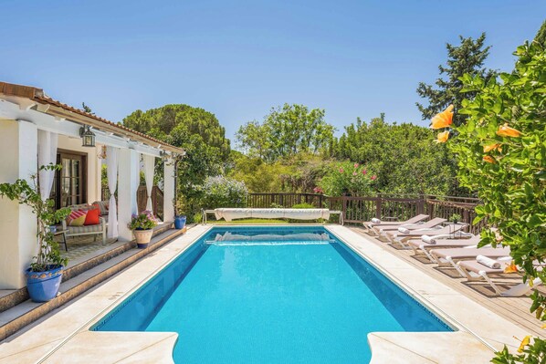 Een verwarmd zwembad