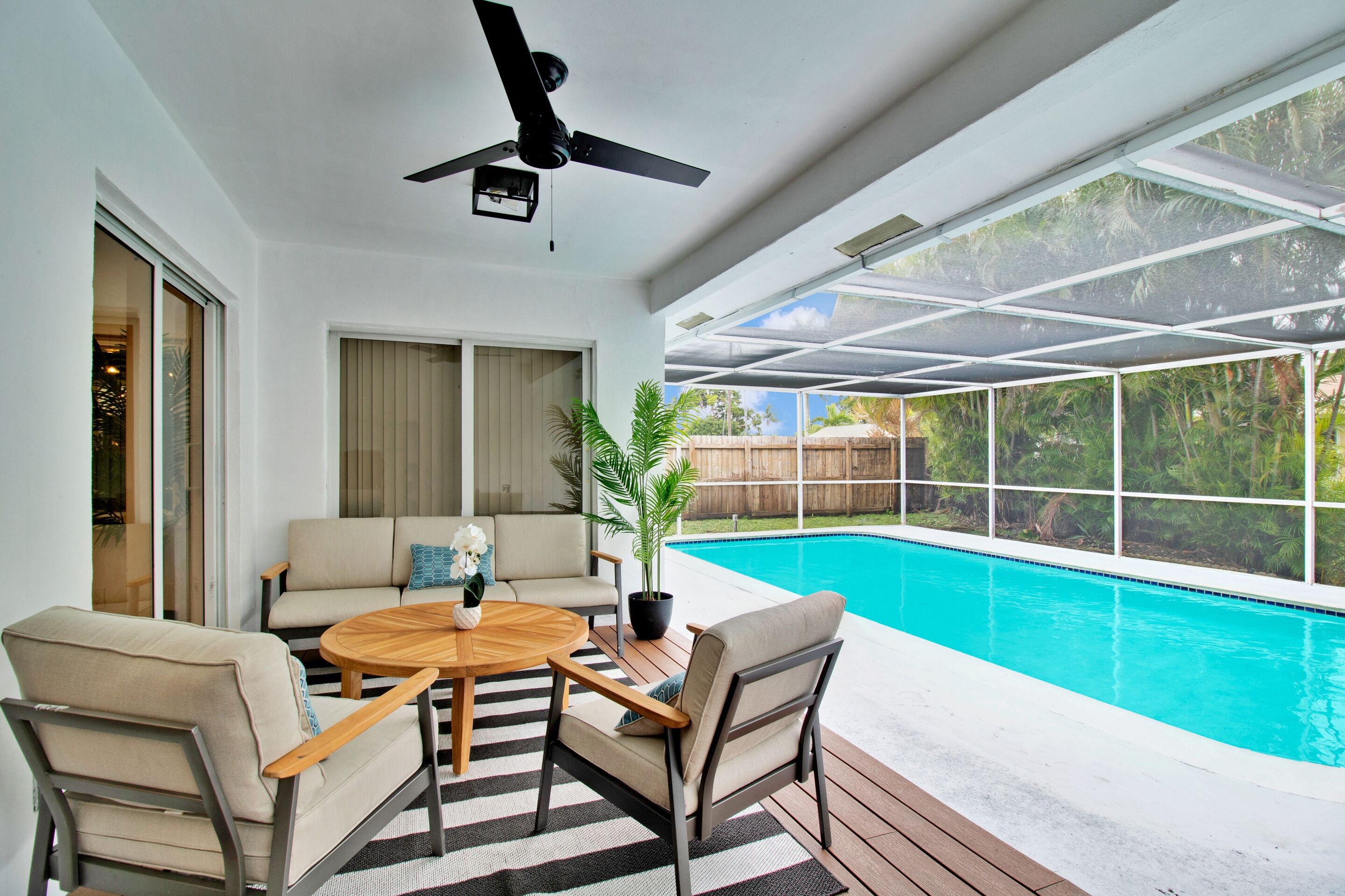 Royal Palm Oasis - Pool, King Suite, Pet Friendly, 5mi to Beach
