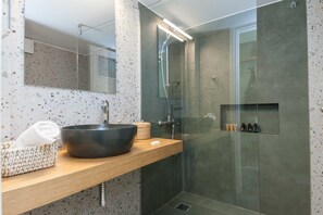 Apartment | Bathroom - Pagrati Urban Oasis Getaway 2Bd Apt (Athens)