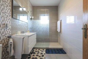 Shower, bidet, towels