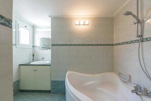 Shower, towels - Pine Retreat - Four Bedroom Villa, Sleeps 8 (Argaka)