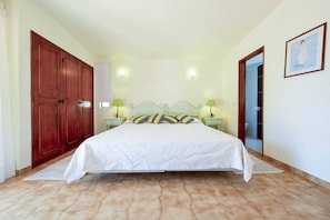 4 bedrooms, iron/ironing board, WiFi, bed sheets