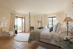 4 bedrooms, desk, iron/ironing board, free WiFi