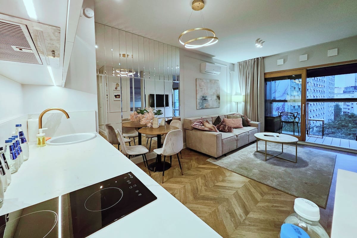 Apartamento estándar, 1 habitación, vistas a la ciudad | 1 dormitorio, edredones de plumas, minibar y decoración individual