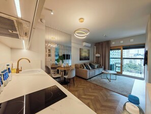 Apartament estàndard, 1 dormitori, vistes a la ciutat | Cobrellits, minibar, decoració individual i mobiliari individual