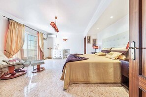 5 Schlafzimmer, Schreibtisch, Bügeleisen/Bügelbrett, WLAN