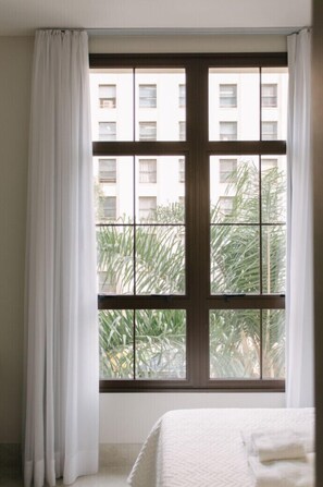 Tabla de planchar con plancha, wifi gratis y ropa de cama 