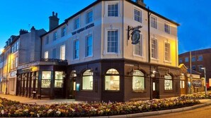 A corner building with the sign "The Queen Hotel". - The Queen Hotel Wetherspoon (Aldershot)