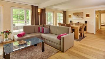 Apartamento básico, banheira (Top 7) | Área de estar | TV 80 cm com canais a cabo