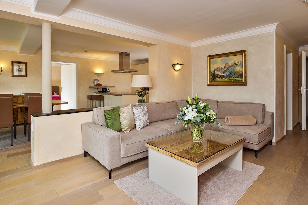 Exclusive Apartment (Top 5) | Living area | 80-cm TV with cable channels