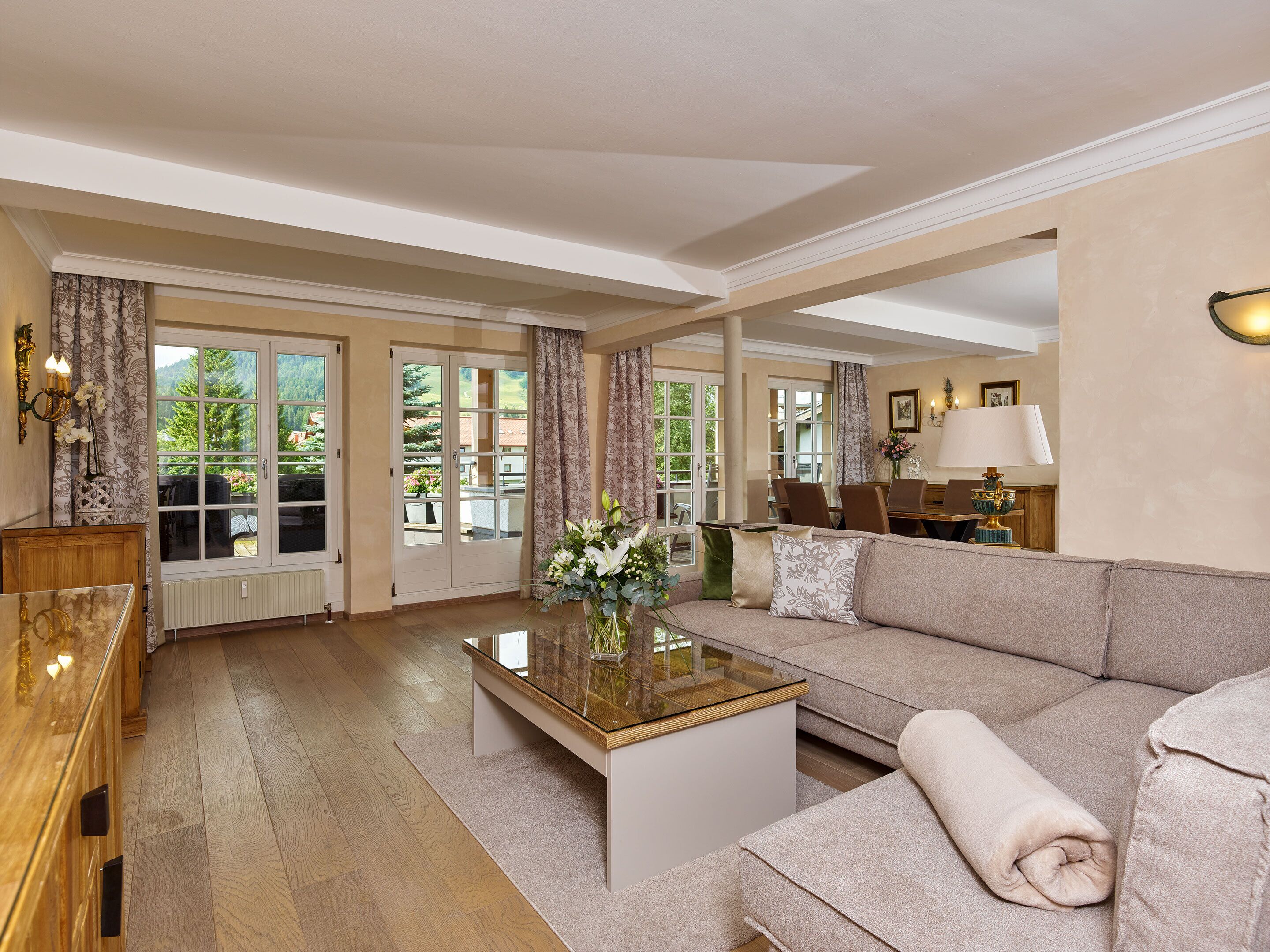 Exclusive-Apartment (Top 5) | Wohnbereich | 80-cm-Fernseher mit Kabelempfang