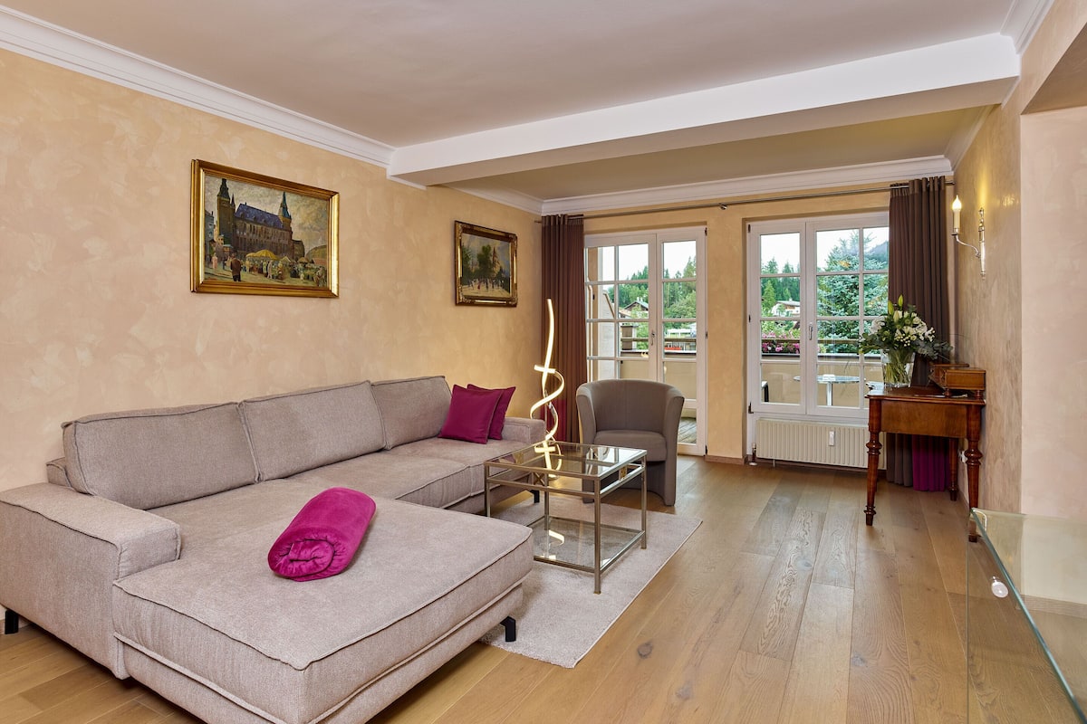 Comfort Apartment (Top 8 with bathtube and shower) | Living area | 80-cm TV with cable channels