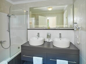 Basic-lejlighed - badekar (Top 7) | Badeværelse | Miljøvenlige toiletartikler, hårtørrer, badekåber, håndklæder