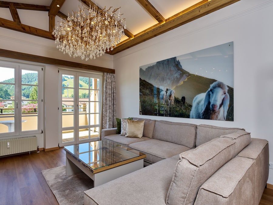 Apartamento exclusivo (Top 10) | Zona de estar | Televisión de 80 cm con canales por cable