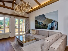 Apartamento exclusivo (Top 10) | Zona de estar | Televisión de 80 cm con canales por cable