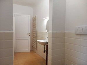 Hårtørrer, bidet, håndklæder
