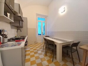Fridge, microwave, oven, stovetop - Giusti 30 - Two Bedroom Apartment, Sleeps 4 (Firenze)