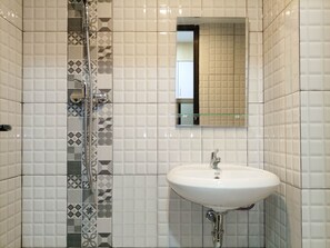 Studio | Bathroom | Shower, towels, soap, shampoo