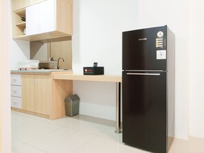 Studio | Private kitchen | Full-sized fridge, stovetop, electric kettle