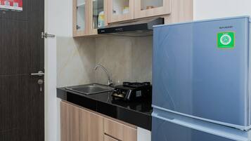 Studio, 1 Queen Bed | Private kitchen | Fridge, stovetop, rice cooker