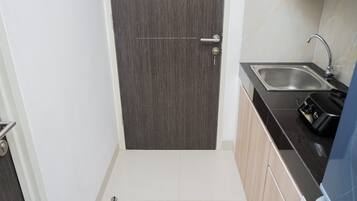 Studio, 1 Queen Bed | Private kitchen | Fridge, stovetop, rice cooker