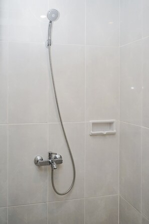 Estúdio, 1 cama Queen | Banheiro | Chuveiro, toalhas de banho, sabonete, shampoo