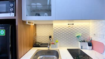 Studio | Private kitchen | Fridge, microwave, stovetop, rice cooker