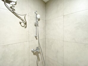Studio | Badkamer | Een douche, handdoeken, zeep, shampoo