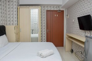 Desk - Comfy And Tidy Studio Apartment At Margonda Residence 4 Near Ui (Depok)