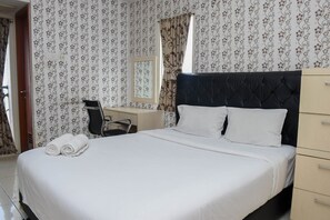 Desk - Comfy And Tidy Studio Apartment At Margonda Residence 4 Near Ui (Depok)