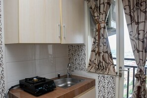 Estudio | Cocina privada | Refrigerador con congelador y parrilla de estufa 