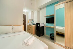 1 bedroom, desk - Minimalist Studio Apartment At Transpark Juanda Bekasi Timur (Bekasi)
