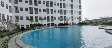 حمّام سباحة خارجي