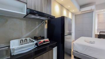 Apartamento | Cozinha privada | Geladeira grande, cooktop