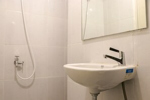 Studio | Bathroom | Shower, towels, soap, shampoo