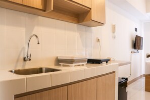 Studio | Private kitchen - Simply Look Studio At Tokyo Riverside Pik 2 Apartment (Teluknaga)