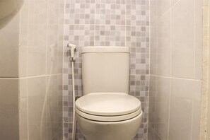 Studio | Bathroom - Simply Look Studio At Tokyo Riverside Pik 2 Apartment (Teluknaga)