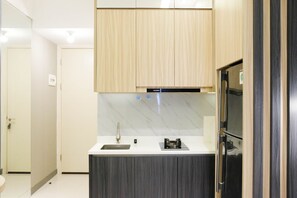 Private kitchen - Warm Studio With Access To Mall At Supermall Mansion Apartment (Surabaya)