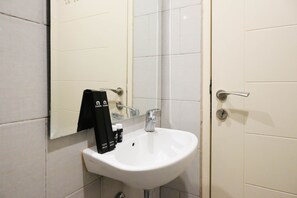 Bathroom - Warm Studio With Access To Mall At Supermall Mansion Apartment (Surabaya)