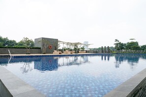 Outdoor pool - Chic And Cozy Studio Apartment At Ciputra International (Jakarta)