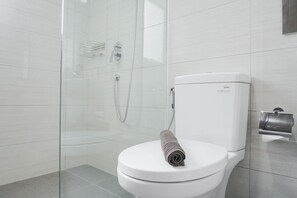 Studio | Bathroom | Shower, towels, soap, shampoo