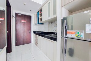 Studio | Privékeuken | Een koelkast, een kookplaat, een rijstkoker