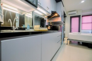 Estudio | Cocina privada | Refrigerador, microondas, parrilla de estufa y arrocera 