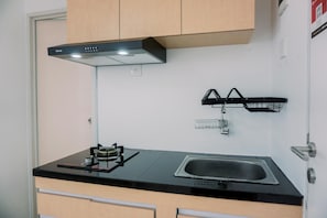 Studio | Private kitchen | Fridge, stovetop, rice cooker, dining tables - Brand New And Nice Studio At Urbantown Serpong Apartment (South Tangerang)
