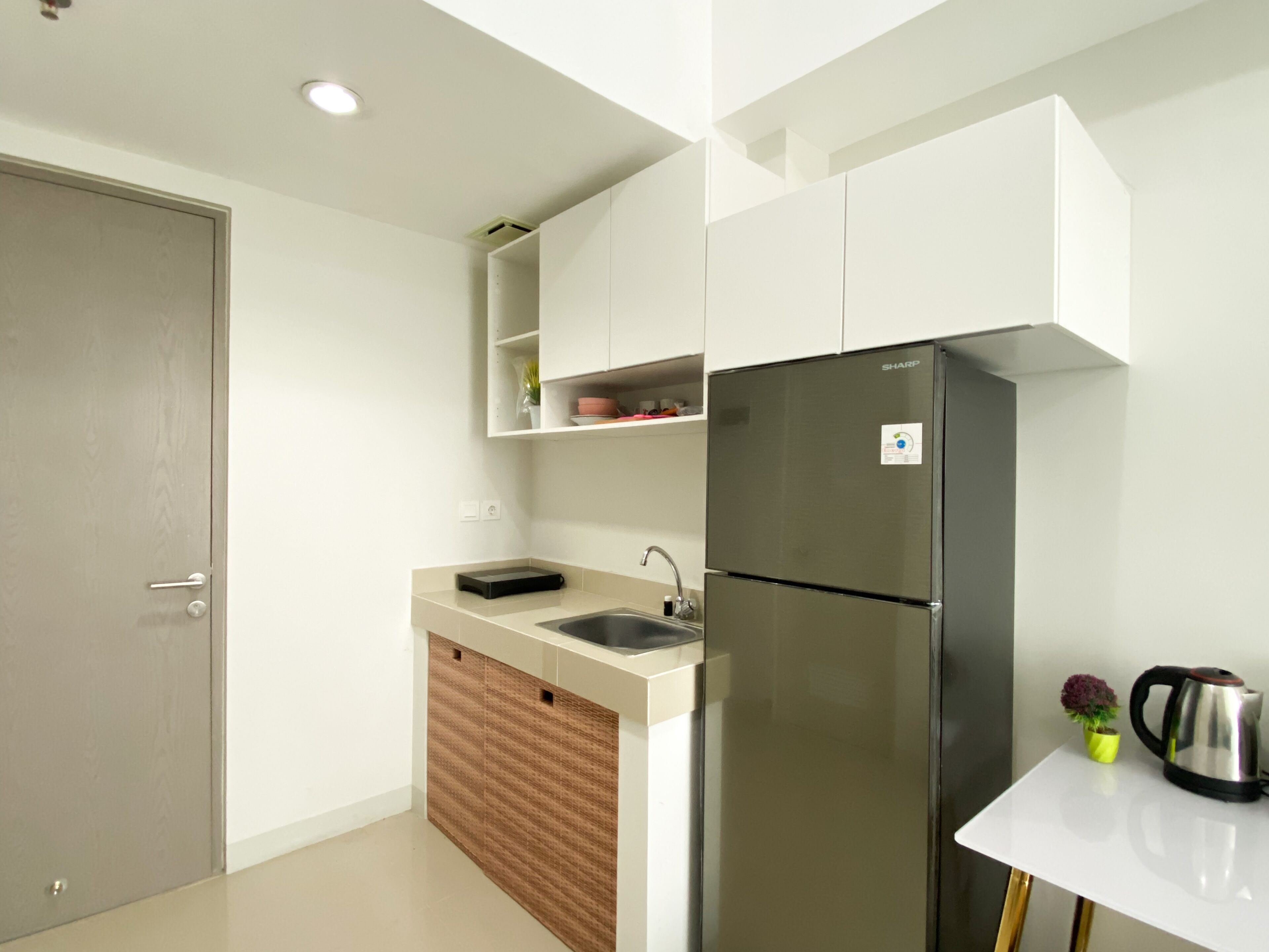 Lejlighed | Privat køkken | Køleskab, kogeplade, riskoger, spisebord