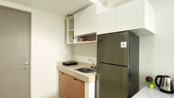 Lejlighed | Privat køkken | Køleskab, kogeplade, riskoger, spisebord