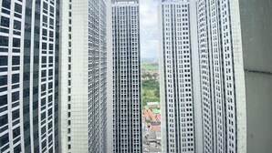 A view of tall, modern buildings with a clear sky. - Nice Studio Apartment At Pollux Chadstone (Cikarang)