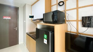 Private kitchen - Nice Studio Apartment At Pollux Chadstone (Cikarang)
