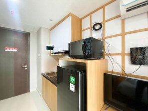 Studio | Private kitchen | Fridge, microwave, stovetop, rice cooker - Nice Studio Apartment At Pollux Chadstone (Cikarang)